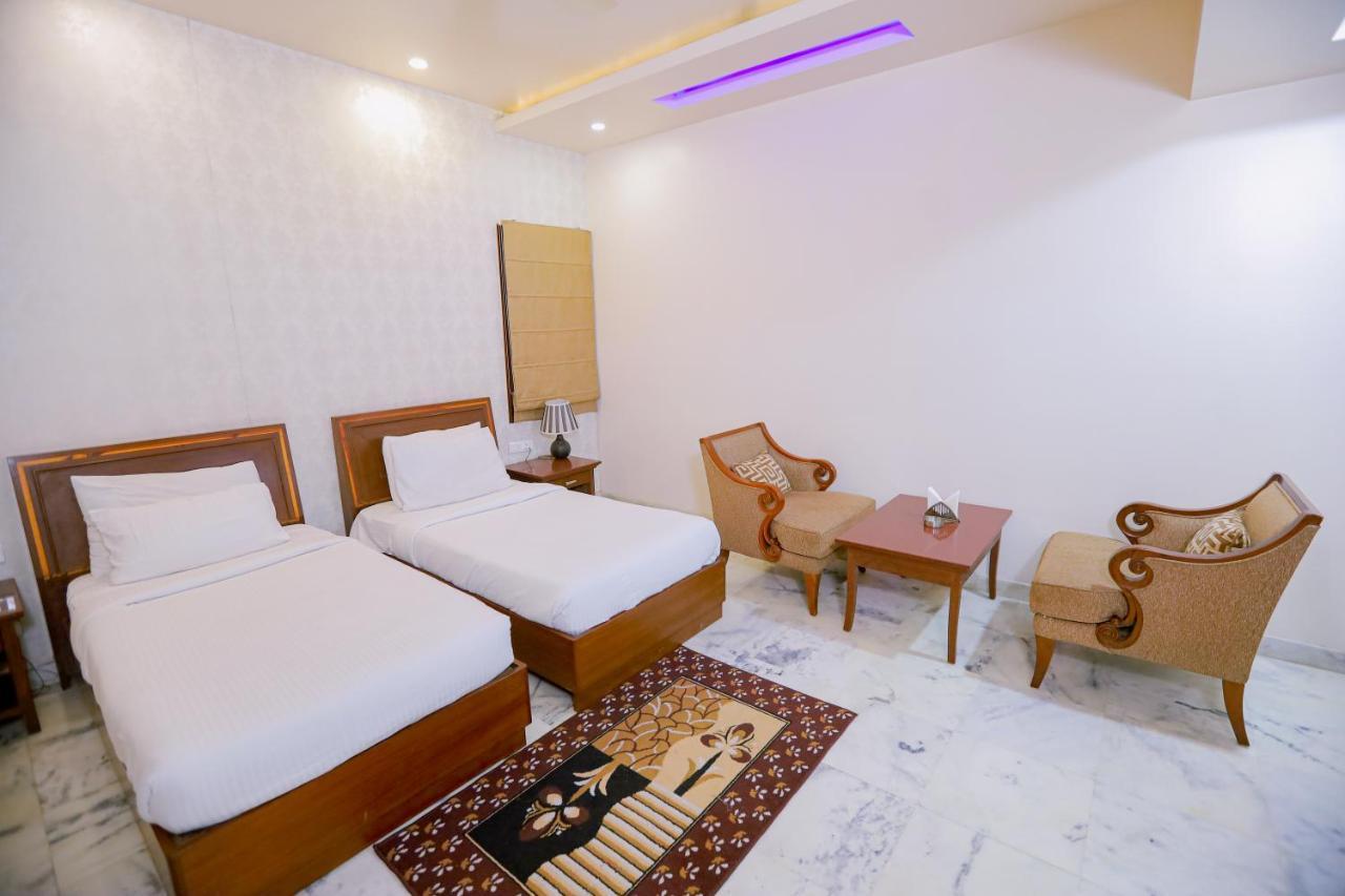 Hotel Leela Grande Карнал Экстерьер фото