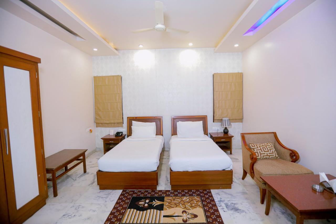 Hotel Leela Grande Карнал Экстерьер фото