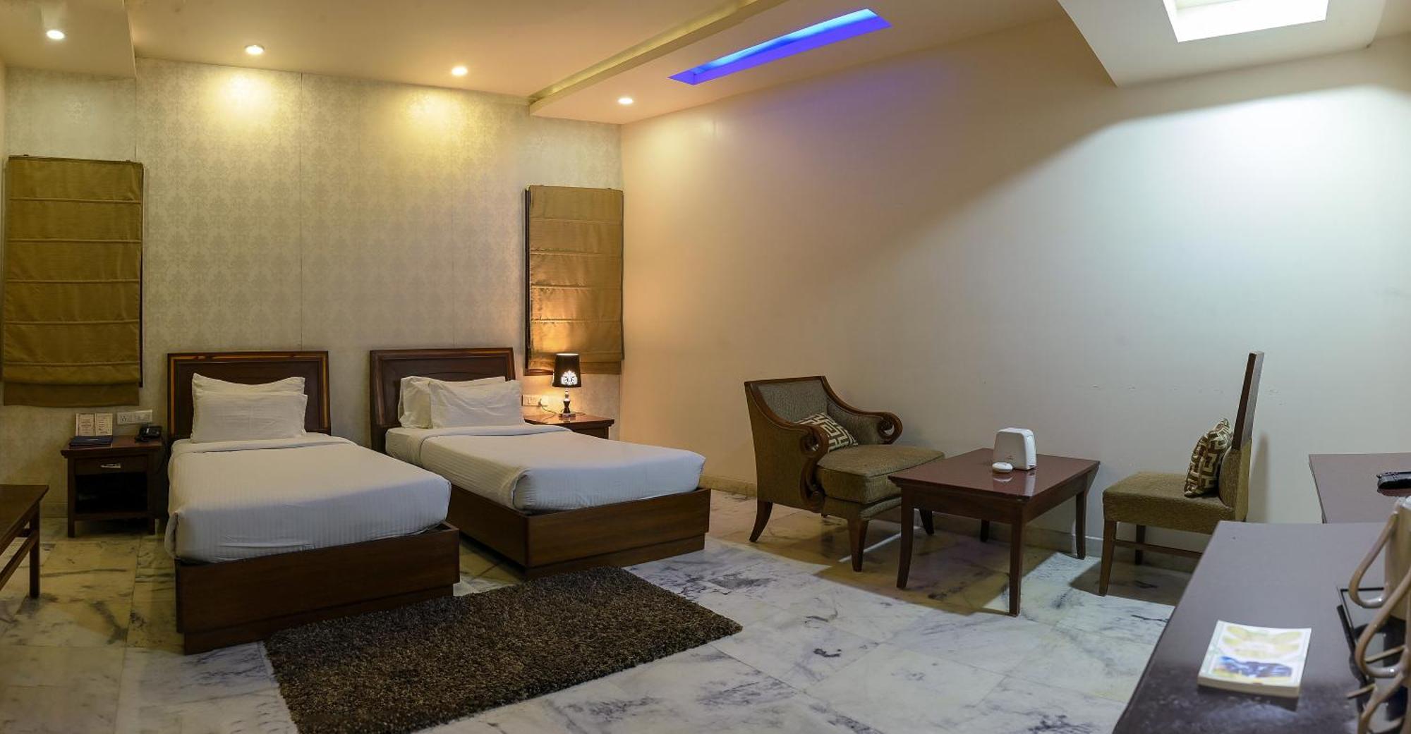 Hotel Leela Grande Карнал Экстерьер фото
