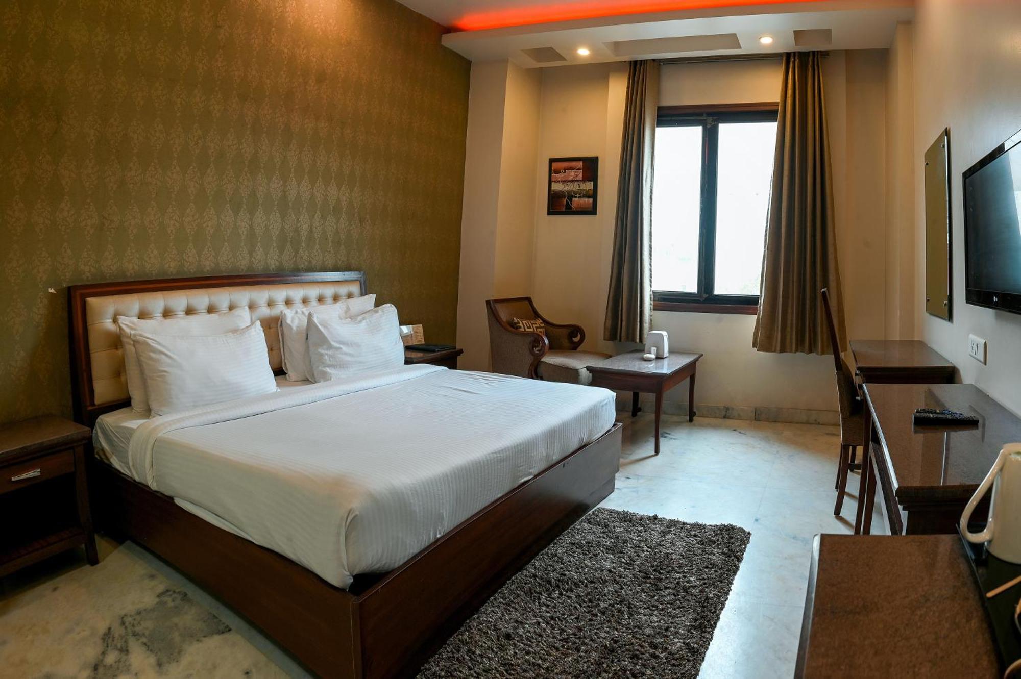 Hotel Leela Grande Карнал Экстерьер фото