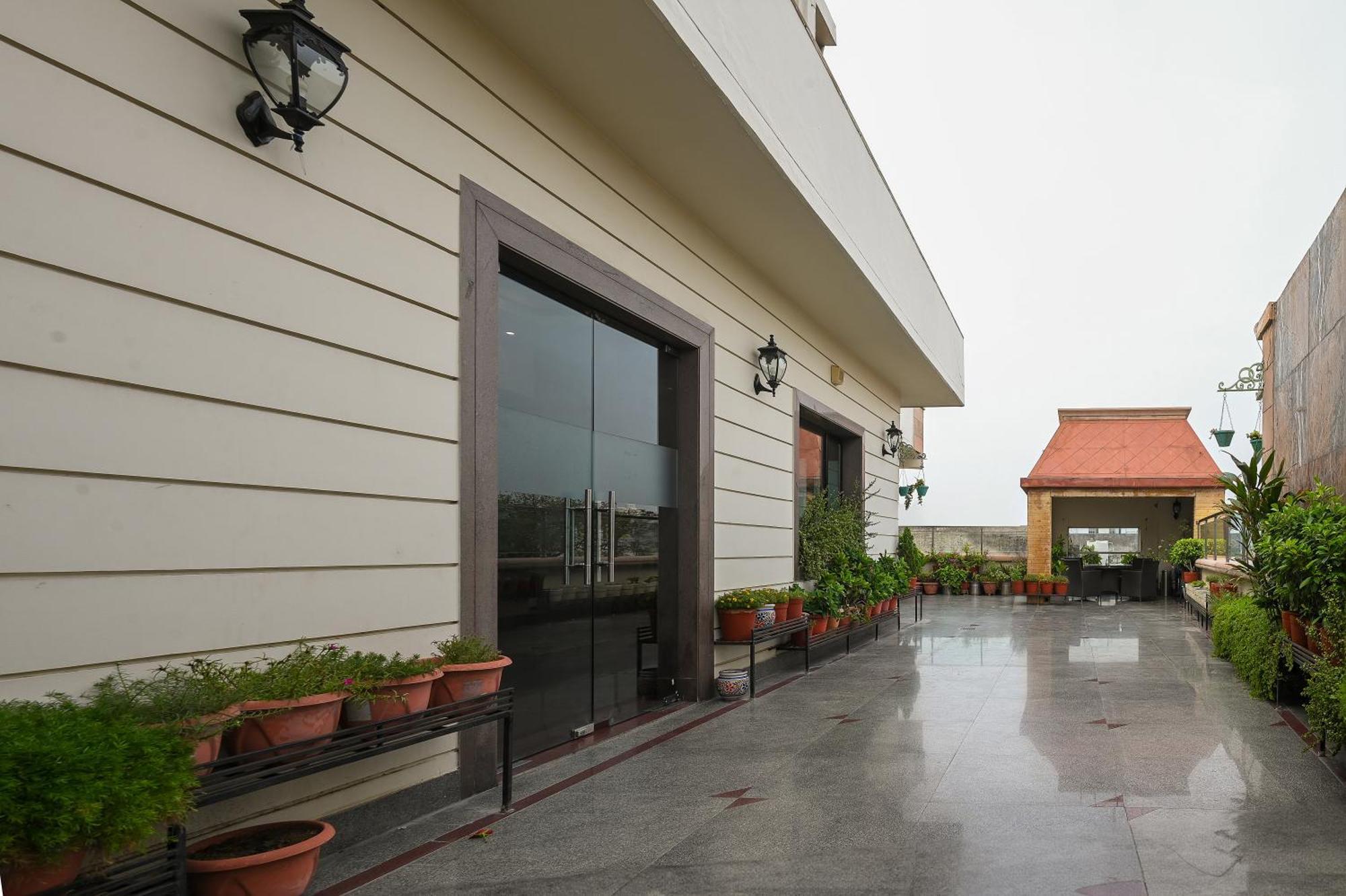 Hotel Leela Grande Карнал Экстерьер фото