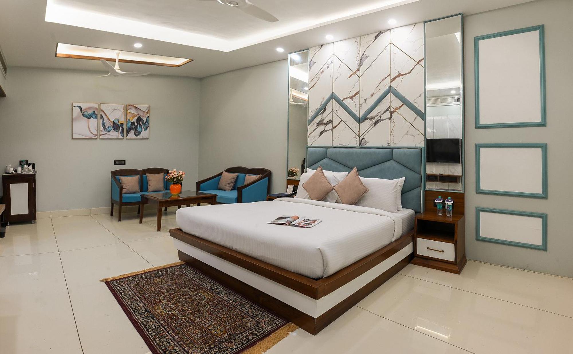 Hotel Leela Grande Карнал Экстерьер фото