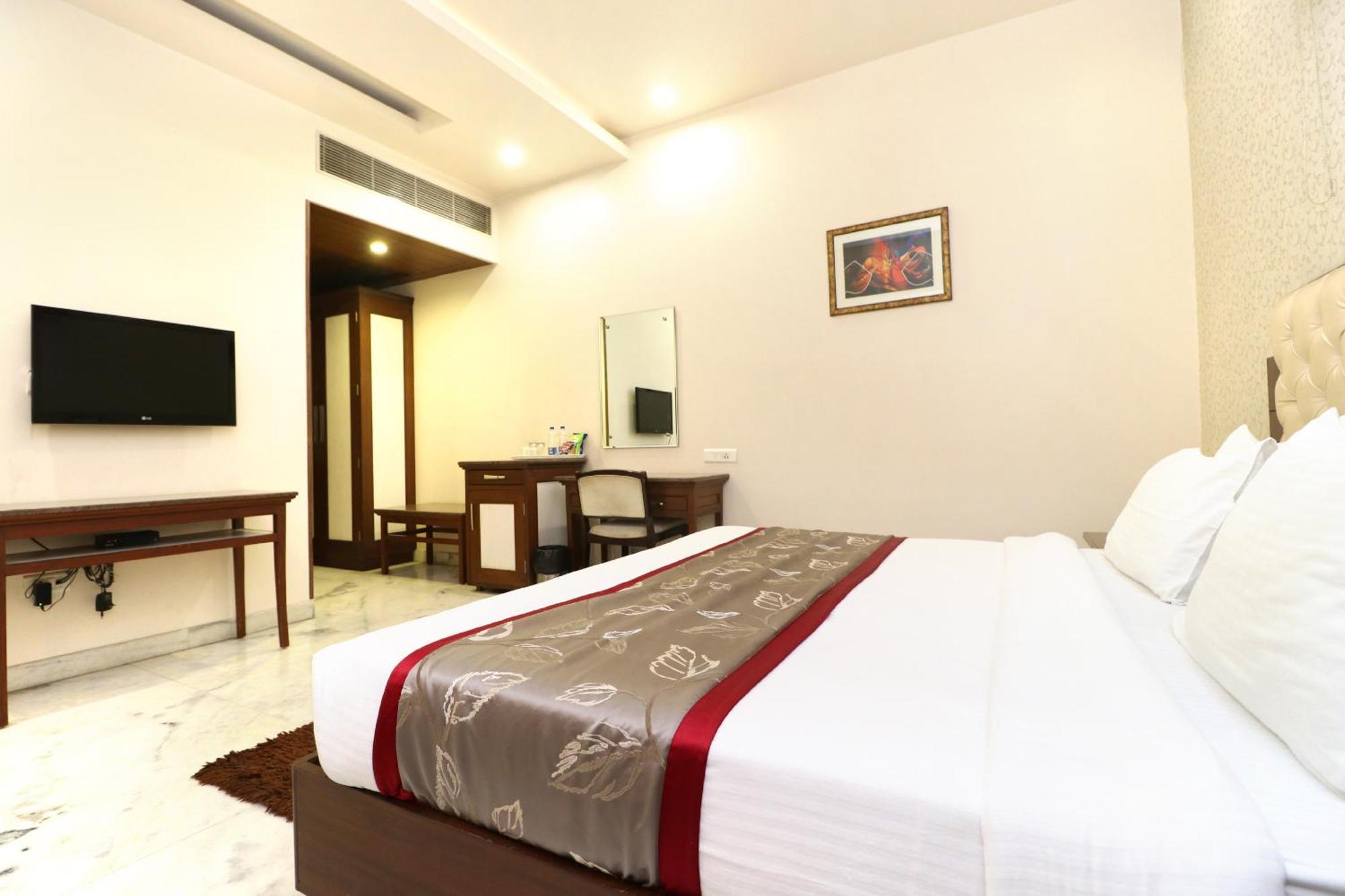 Hotel Leela Grande Карнал Экстерьер фото