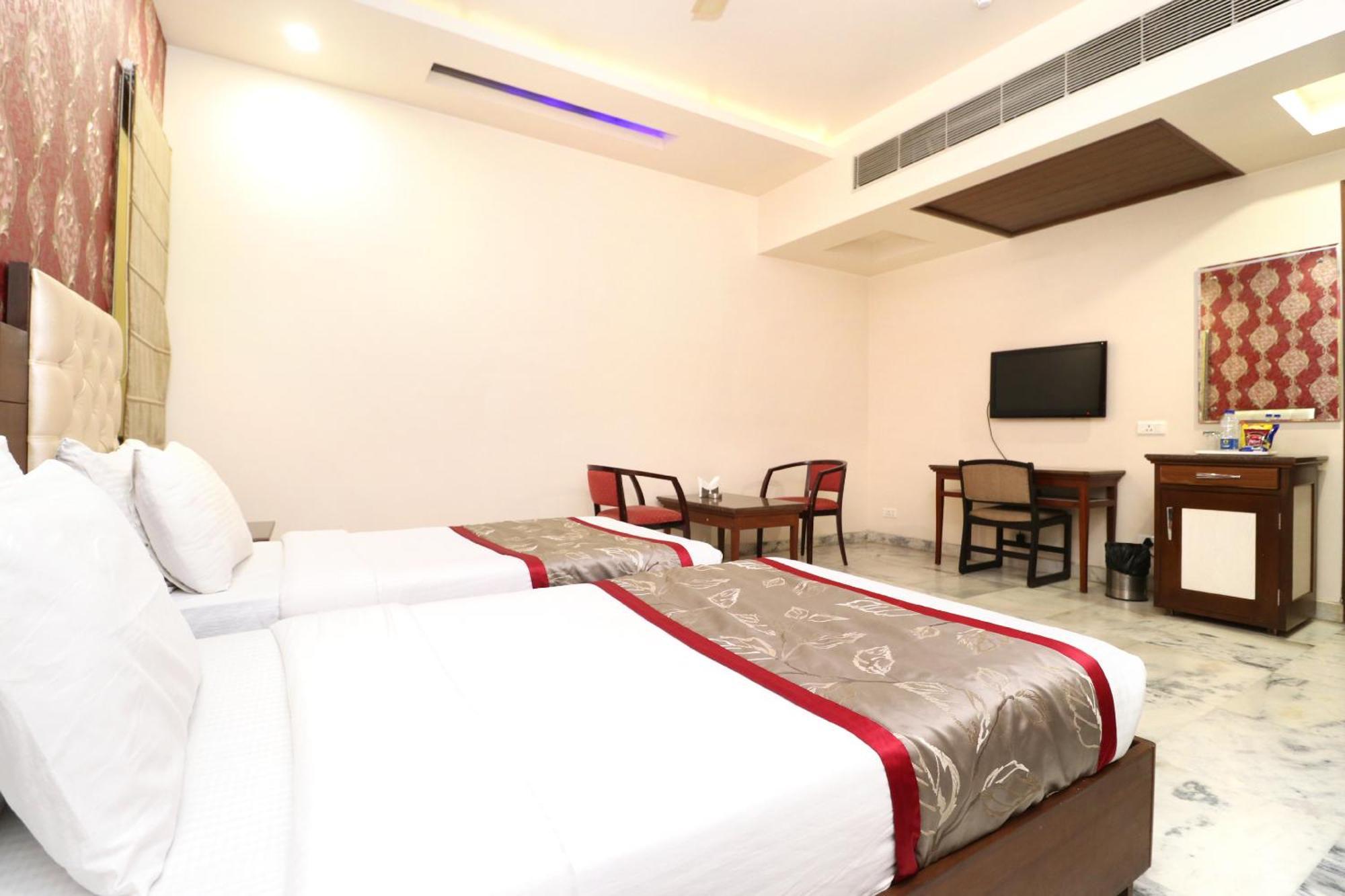 Hotel Leela Grande Карнал Экстерьер фото