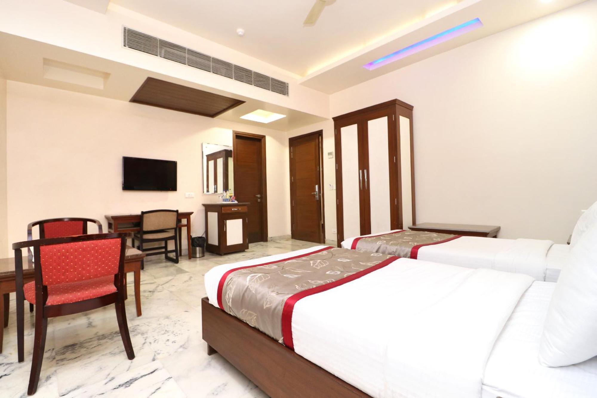 Hotel Leela Grande Карнал Экстерьер фото