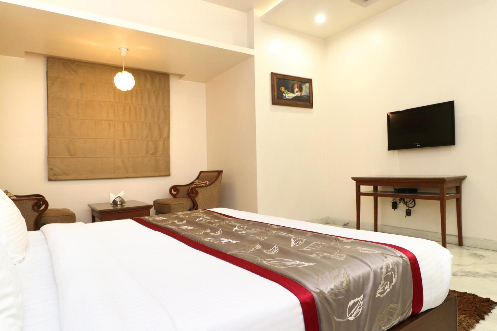 Hotel Leela Grande Карнал Экстерьер фото