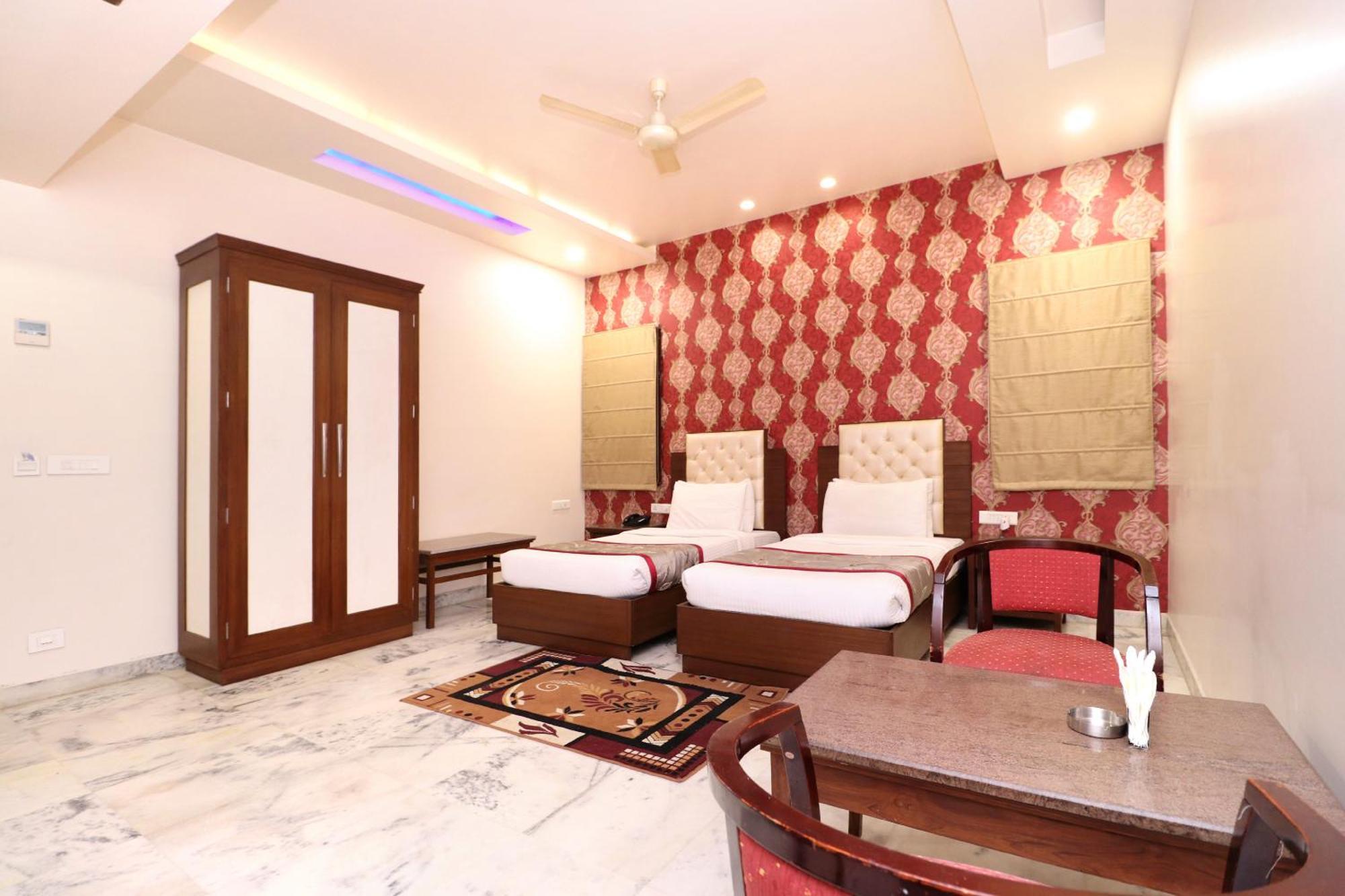 Hotel Leela Grande Карнал Экстерьер фото