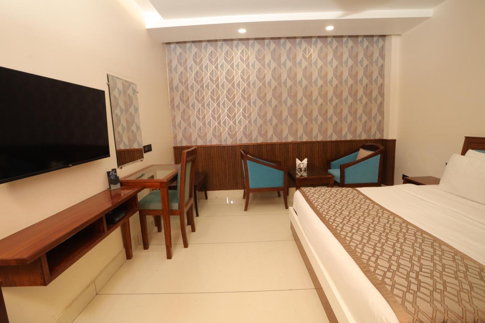 Hotel Leela Grande Карнал Экстерьер фото