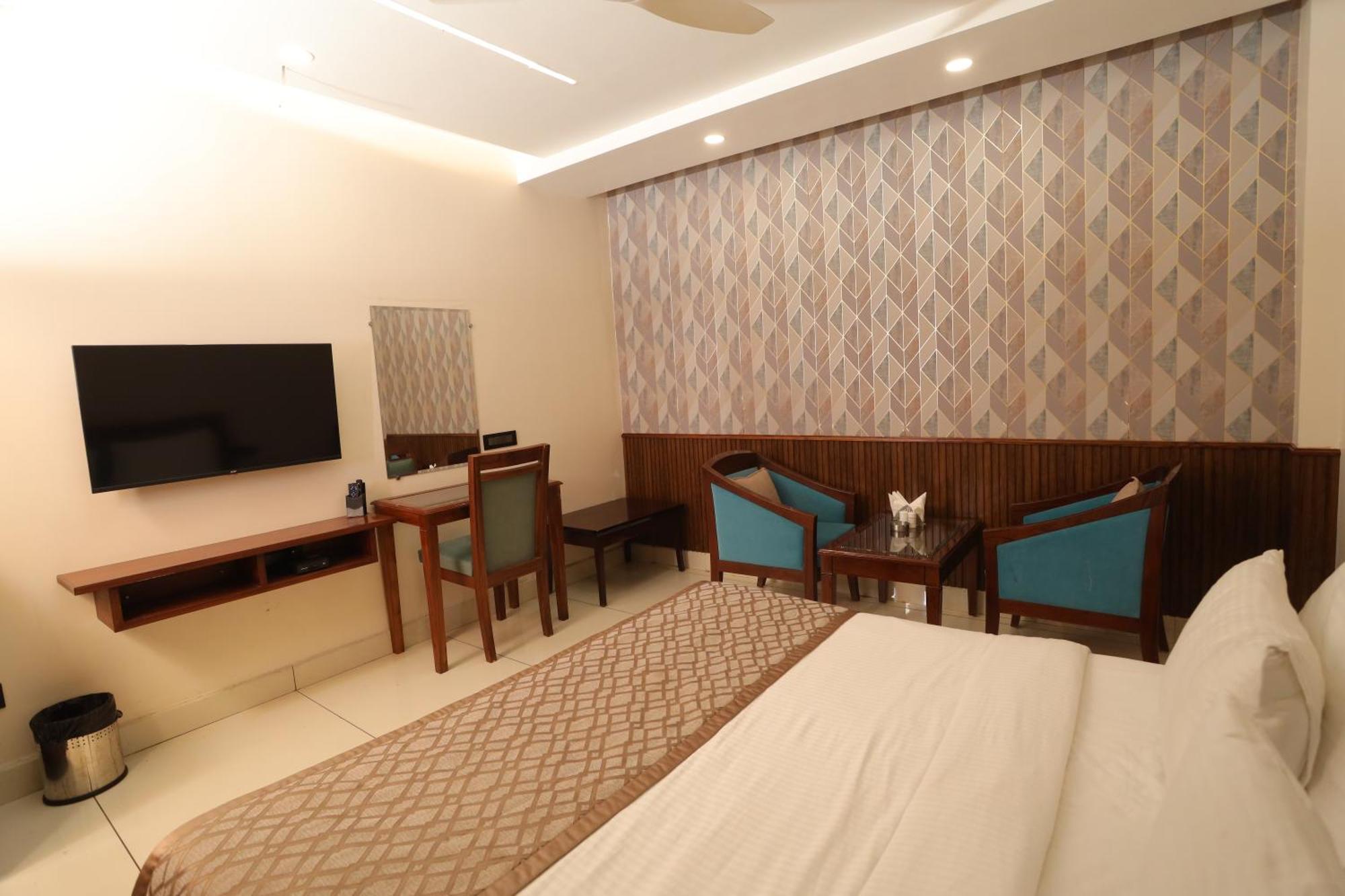 Hotel Leela Grande Карнал Экстерьер фото