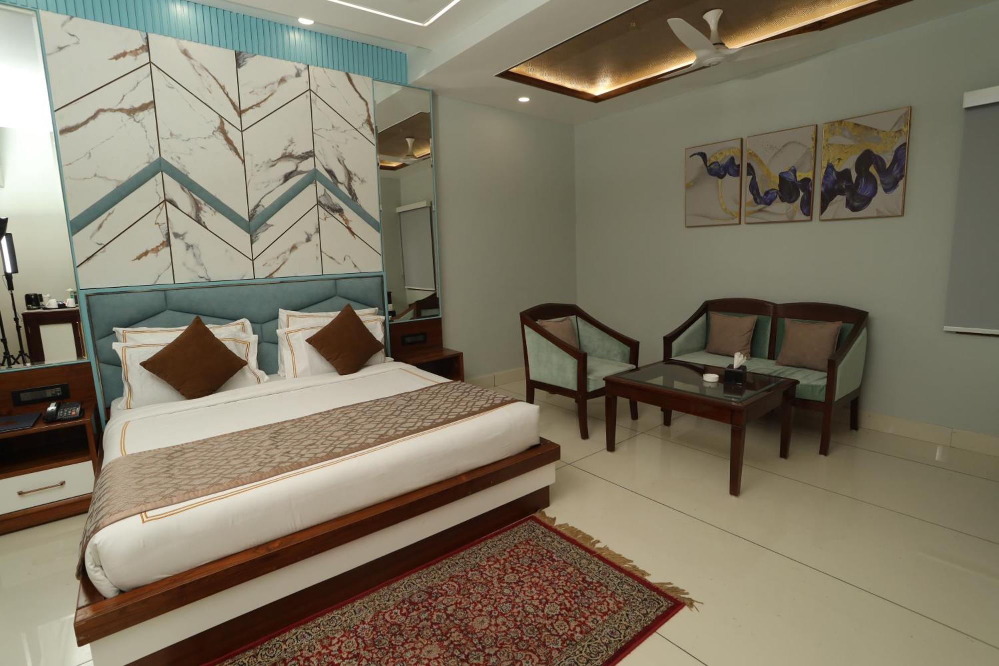 Hotel Leela Grande Карнал Экстерьер фото